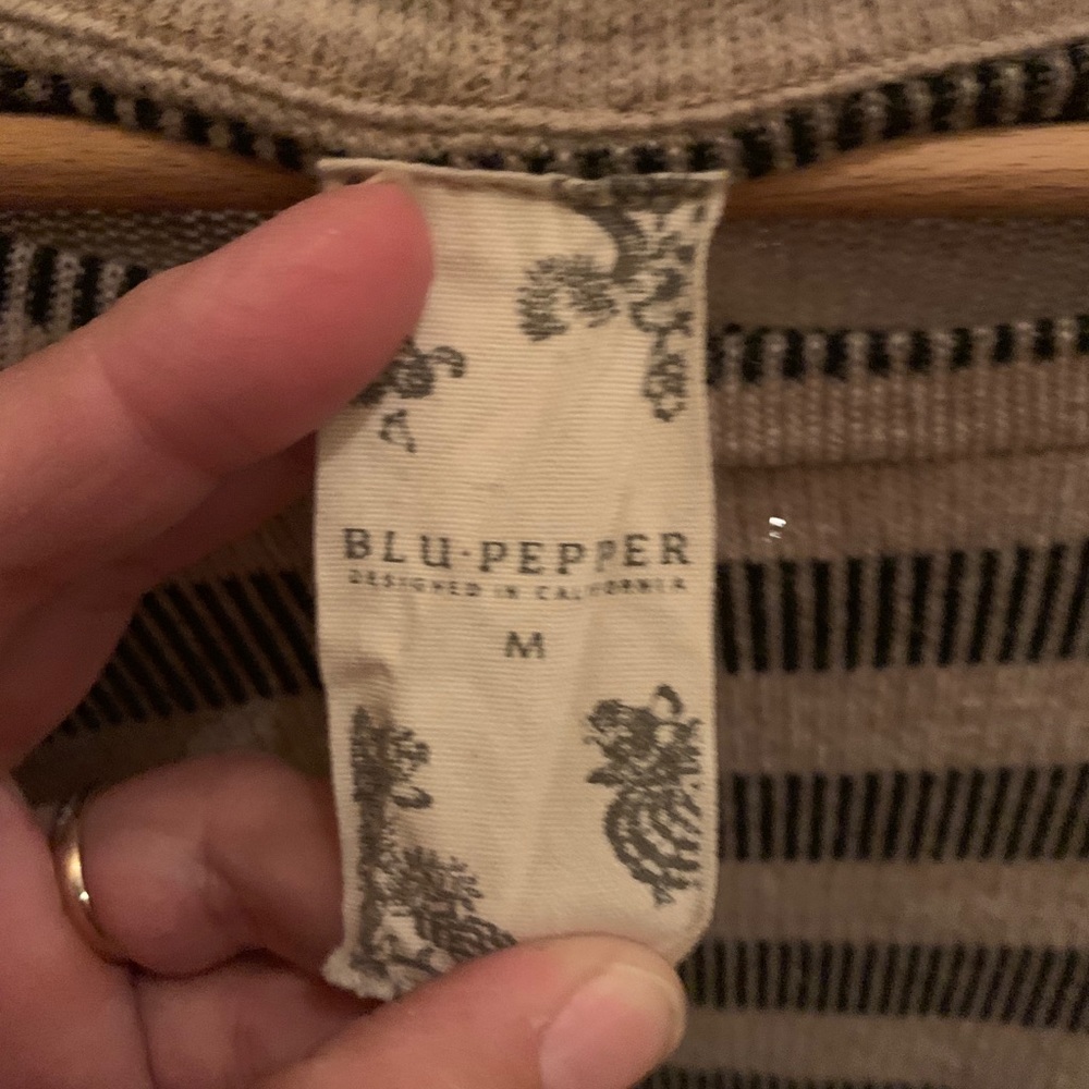 Size medium blu pepper short sleeved top